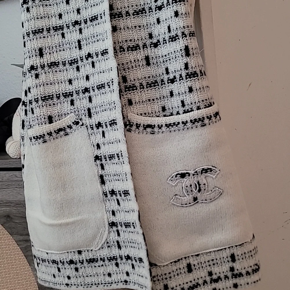 CHANEL Cream Knit Top with Black-Trim CC Patch - Picture 2 of 10